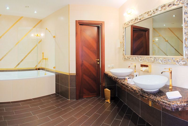 Зеркало в резной раме