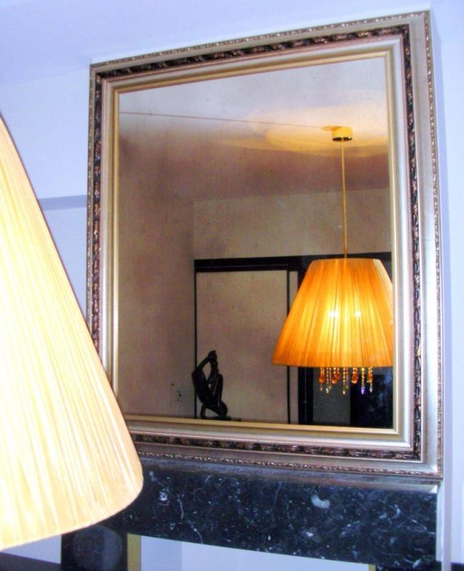 Квадратное зеркало в багетной раме