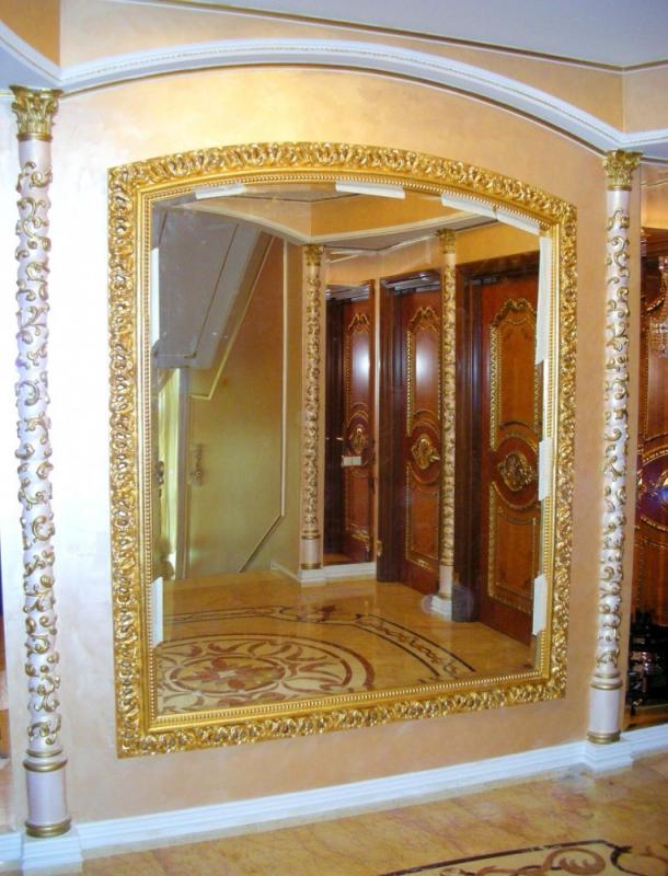 Зеркало в золотой багетной раме