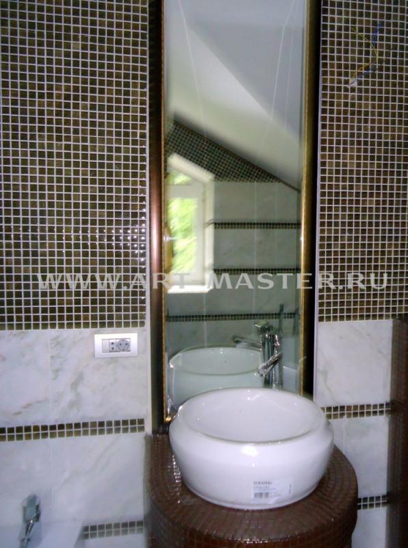 Зеркало в раме для ванной комнаты