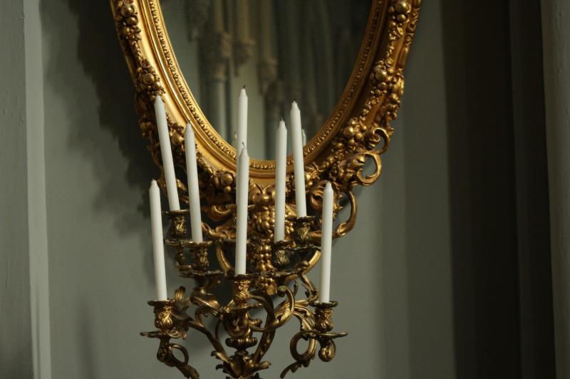 В чем ценность антикварных овальных зеркал? В чем ценность антикварных овальных зеркал?