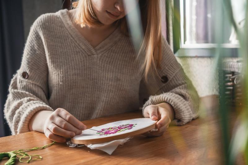 Подготавливаем вышивку перед оформлением в багет Подготавливаем вышивку перед оформлением в багет