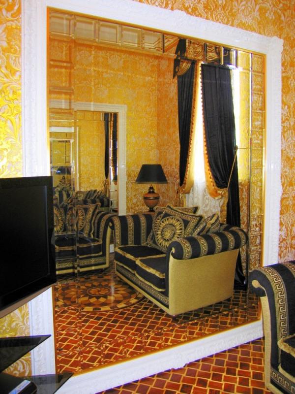 Квадратное зеркало в белой раме