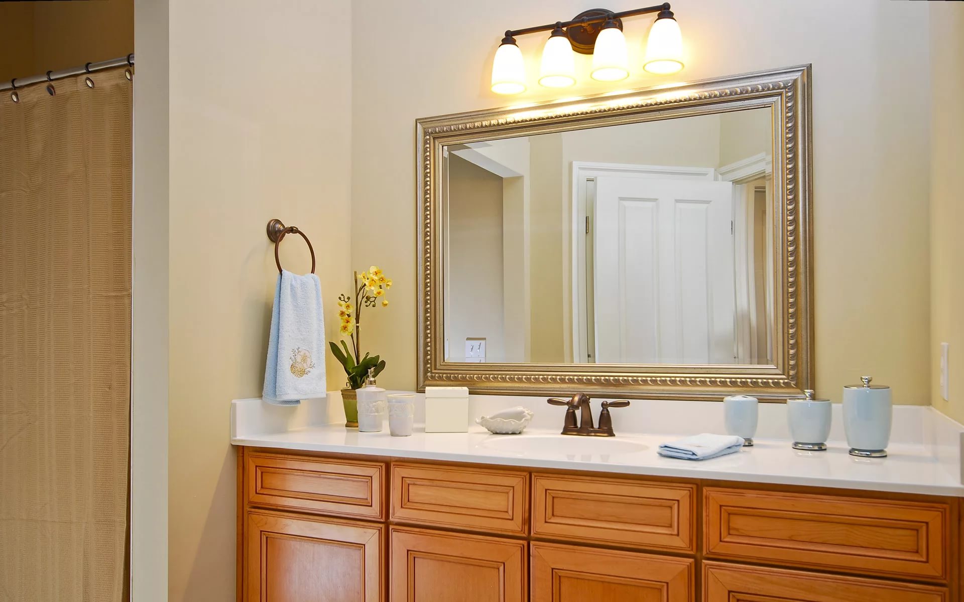 Зеркало в рамке в ванной. Зеркало в ванную. Подсветка над зеркалом в ванной. Светильник в ванную над зеркалом. Светильник для зеркала в ванной.